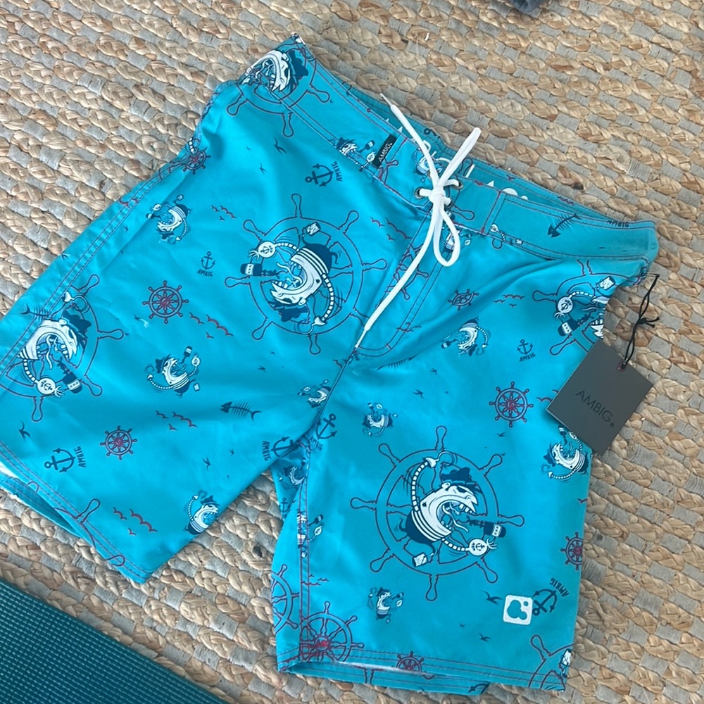 NWT size 33 men’s board shorts
